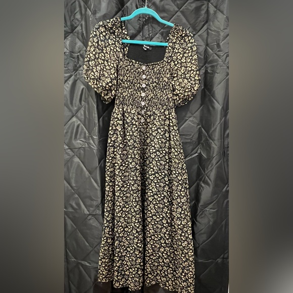 Madewell Dresses & Skirts - Madewell Dress - Black floral midi dress with front slit